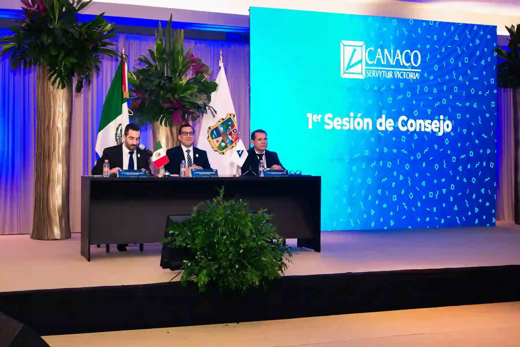 Escenario y mesa de trabajo durante una sesión institucional de CANACO Ciudad Victoria.